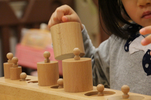 子どもの集中力を引き出す 様々な教具遊び 